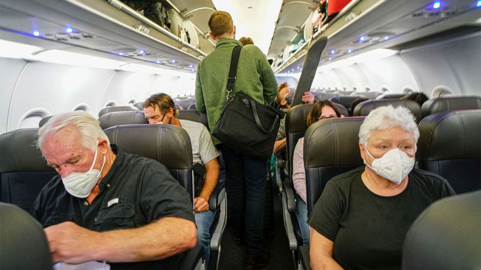 Viajar en avión durante el coronavirus: ¿Qué debemos llevar?