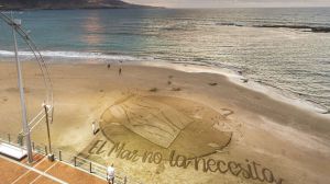 Una gran postal de arena en Las Canteras para denunciar el impacto de las mascarillas abandonadas en el mar