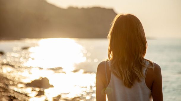 Los europeos optan por vacaciones más largas y costosas en 2025 pese al ligero descenso de los viajes