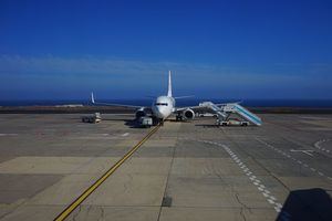 Aena y Gobierno de Canarias abordan mejoras en aparcamientos de transporte discrecional