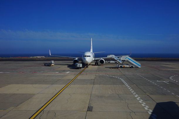 Aena y Gobierno de Canarias abordan mejoras en aparcamientos de transporte discrecional