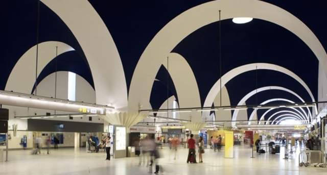 El Aeropuerto de Sevilla se transforma: Así reciben a 540 pequeños refugiados en el programa Vacaciones en Paz