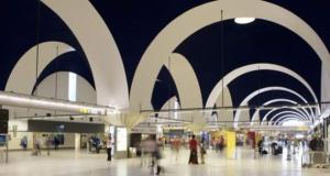El Aeropuerto de Sevilla se transforma: Así reciben a 540 pequeños refugiados en el programa Vacaciones en Paz