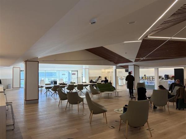 Renovada sala VIP en el Aeropuerto de A Coruña duplica su tamaño y capacidad