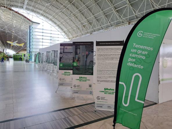 Fuerteventura presenta la exposición '50 años en la lucha contra el cáncer' en su aeropuerto
