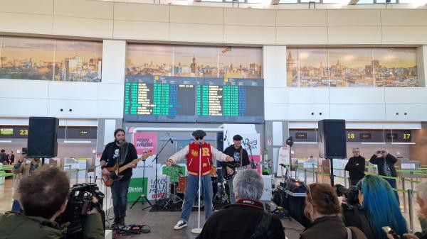 Valencia: Aeropuerto anima a pasajeros con concierto de Seguridad Social